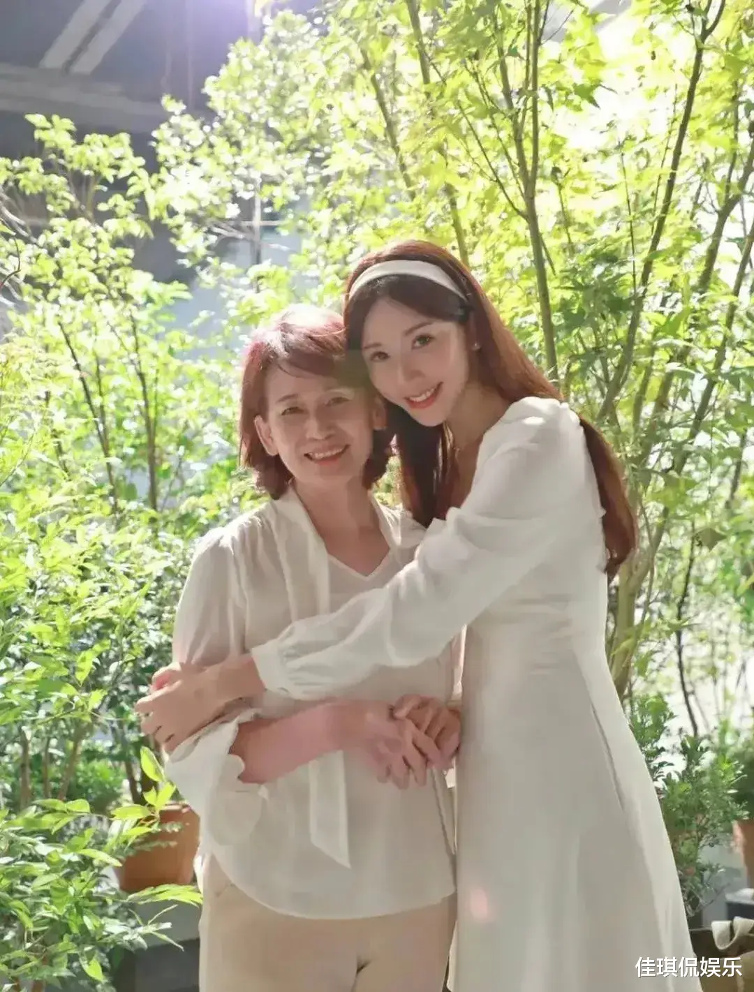 林志玲|林志玲携妈妈低调现身!志玲穿一身白裙清纯少女,母亲与志玲同框似姐妹!