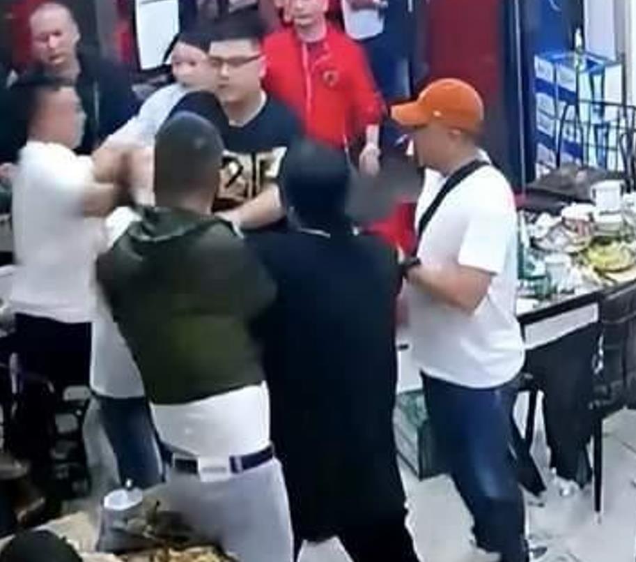 19年重庆男子撞人后自首,警察在出租屋发现上百万,背后有何秘密