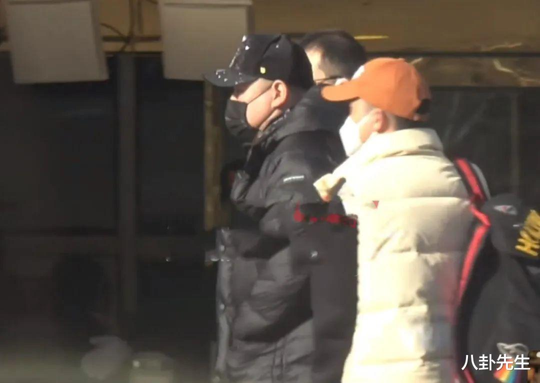 春晚|春晚第四次联排空降多位大咖，沈腾竟缺席，杨紫坐200万豪车现身