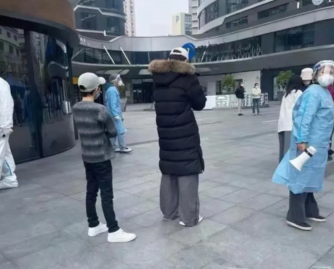 郭敬明|郭敬明探班杨幂！勾肩搂腰不避讳，女方双腿太长腰部达男方腋窝！