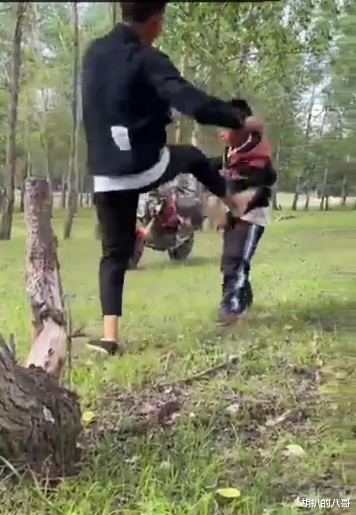 数位小伙子在树林里群殴一小孩,还用摩托车碾轧
