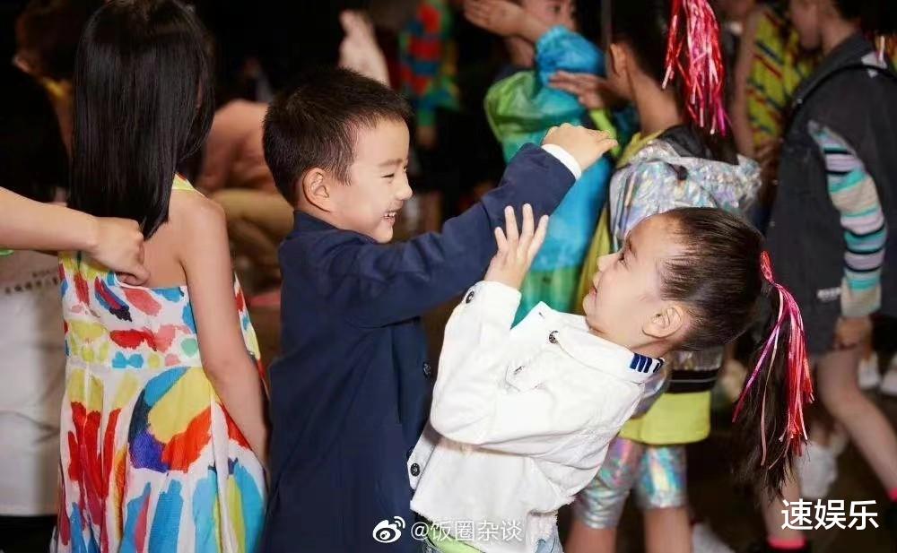 董璇|董璇女儿和佟大为儿子同台走秀！和爸爸高云翔神似！