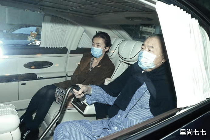 甘比|甘比贴心搀扶大刘,表情疲倦忽视打扮,灰扑扑着装看不出百亿身家