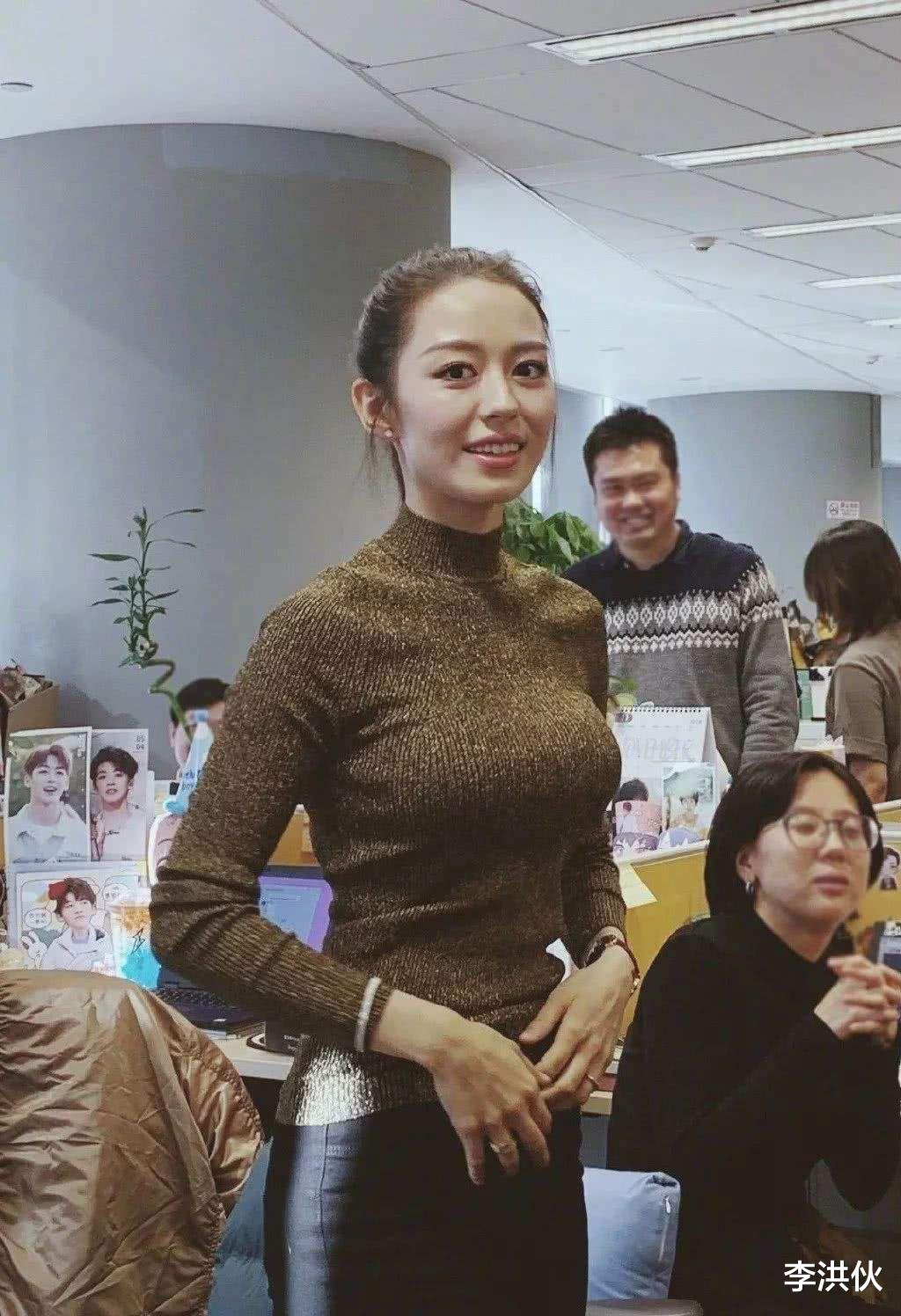 吉娜·爱丽丝 吉娜晒近照遭嘲讽,修图太过脸部僵硬,被质疑营销“蚂蚁腰”人设