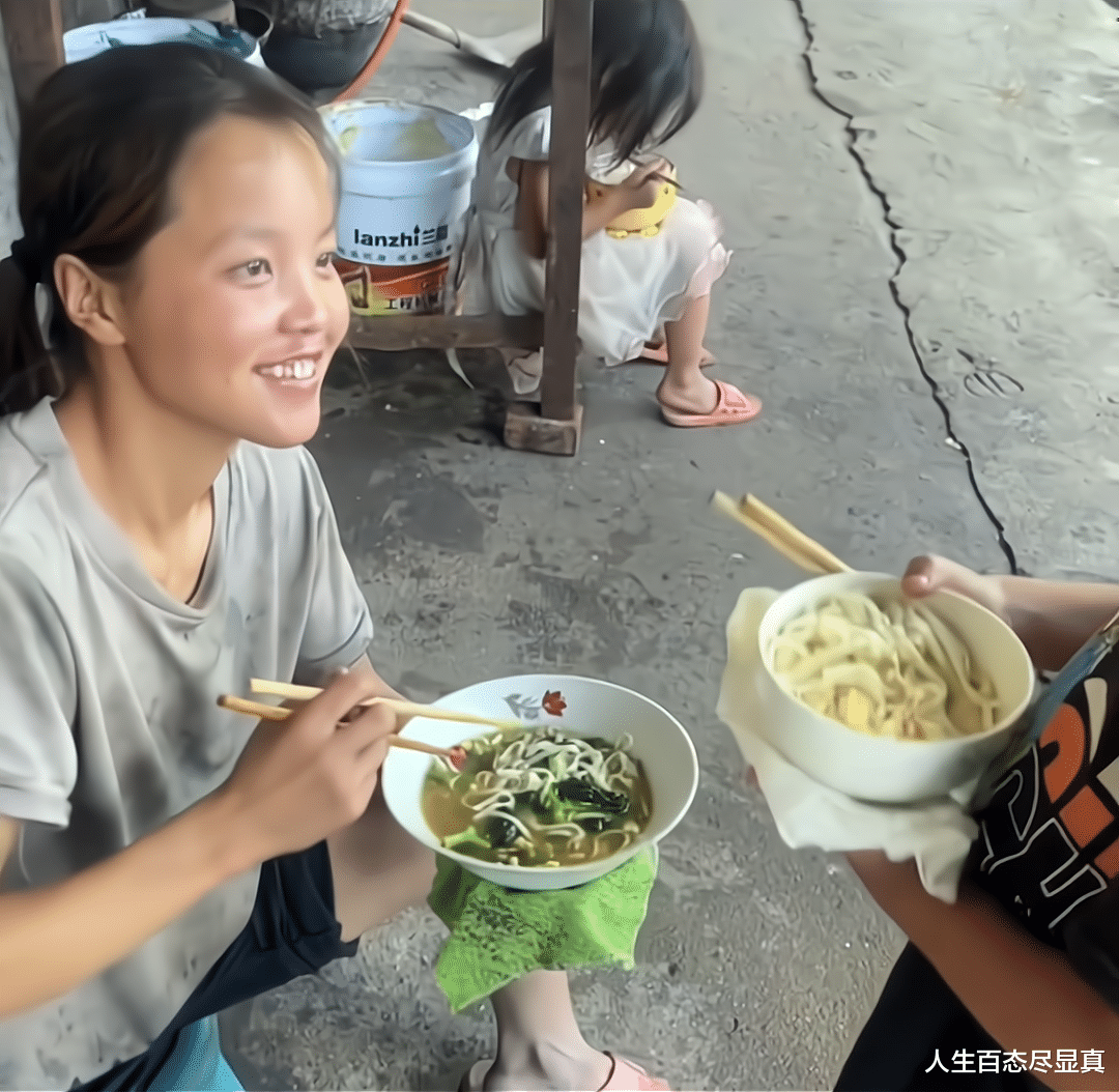 90后夫妻连生4个小孩,为了生计在小厂栖身,不怕穷每天笑呵呵