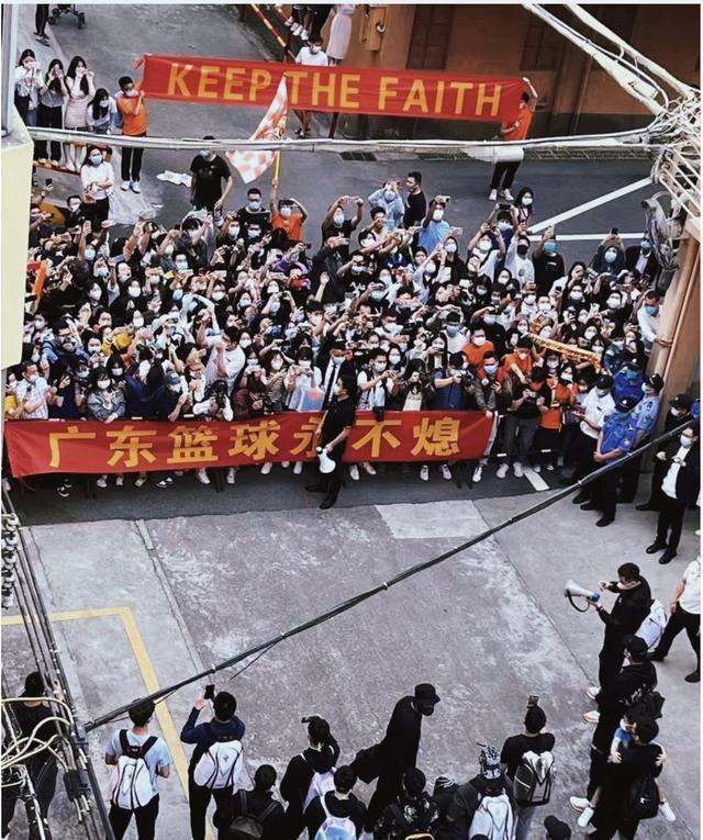 广东男篮|破防！广东卫冕失利回到东莞，数百球迷夹道欢迎，杜锋拿大喇叭致谢