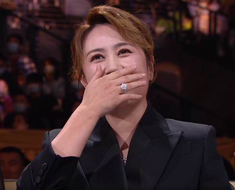 谭松韵|看众星金鹰奖颁奖礼造型：42岁殷桃黑裙显身材，谭松韵波点裙清新