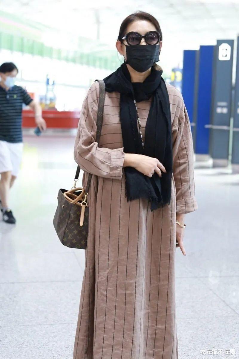 倪萍越老越洋气，用“极简风”塑造气质感，配4万包包低调又奢华