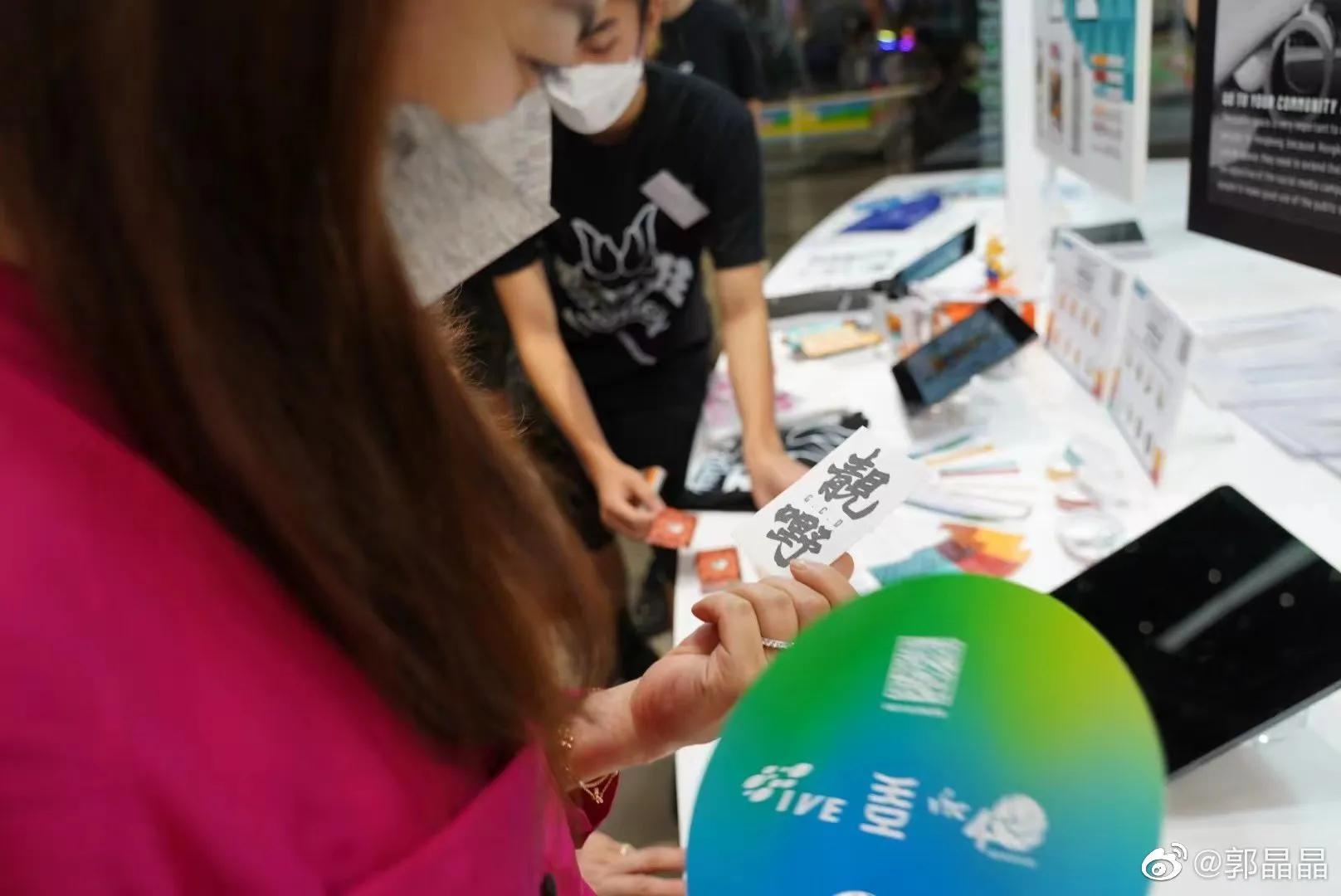 郭晶晶|霍启刚夫妇参观设计展，郭晶晶打扮知性显气质，穿搭越来越注重细节