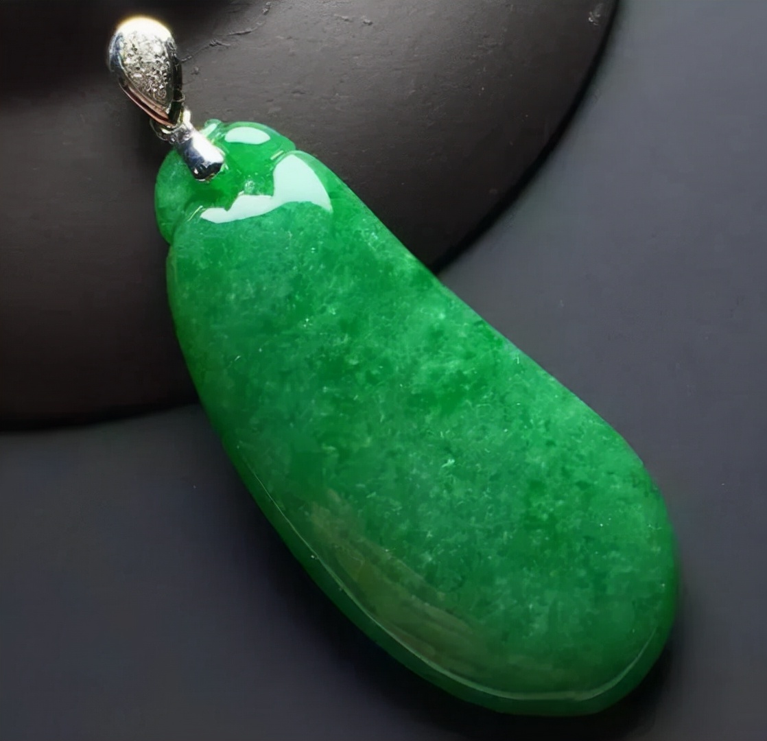 翡翠|翡翠选冰种，还是糯种？行家说“老糯胜新冰”，你了解吗？