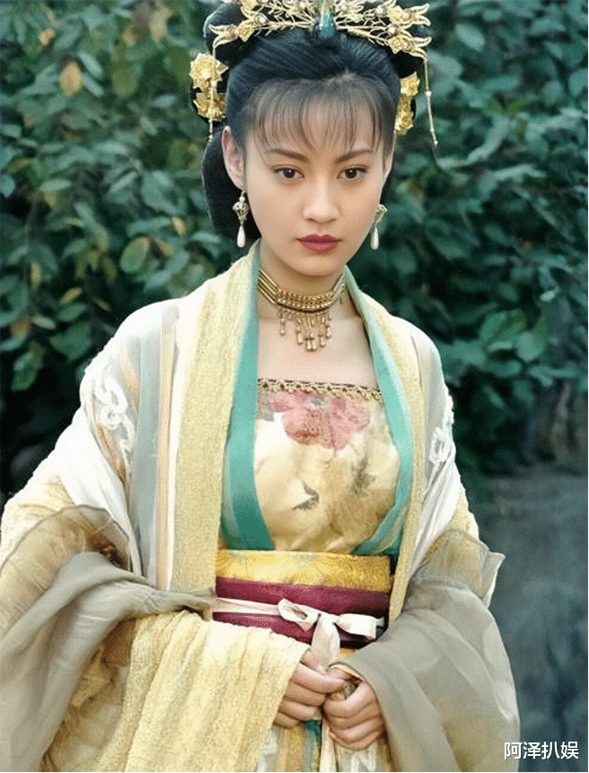 王晶|“小关之琳”风靡全网,素颜照曝光气笑300w网友:内娱审美越来越垮了?