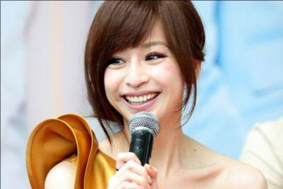 王心凌 39岁王心凌现身酒店,渔网袜搭皮裙配高马尾,造型甜辣酷炫很吸睛