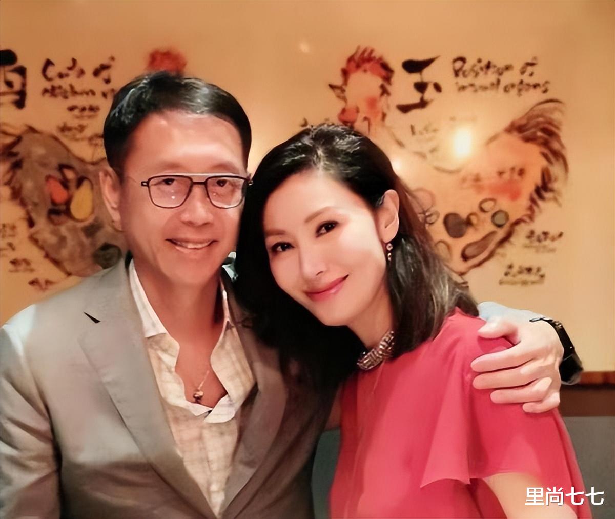 李嘉欣|李嘉欣一家三口开派对,穿粉丝袜有点土,儿子一嘴龅牙太影响颜值