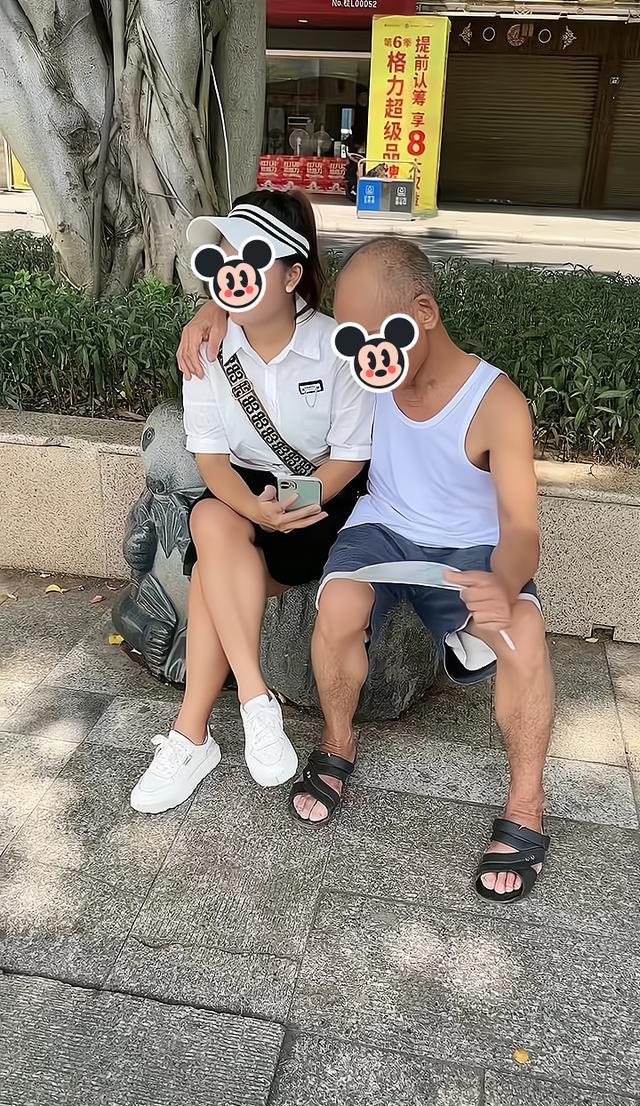 女子与一位大爷打情骂俏,路人疑惑上前询问,女子:他是我男朋友