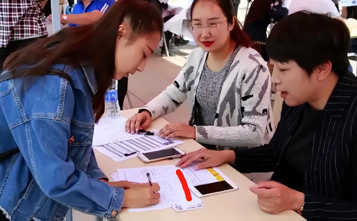 大学|中铁三局招文员，报名门槛和面试地点引热议，负责人的回应很迷惑