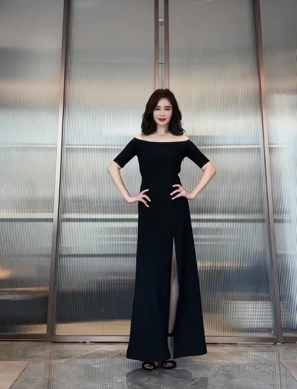 左小青|45岁清纯女神穿开衩长裙热舞，风格妩媚反差大，曾嫁大20岁富商