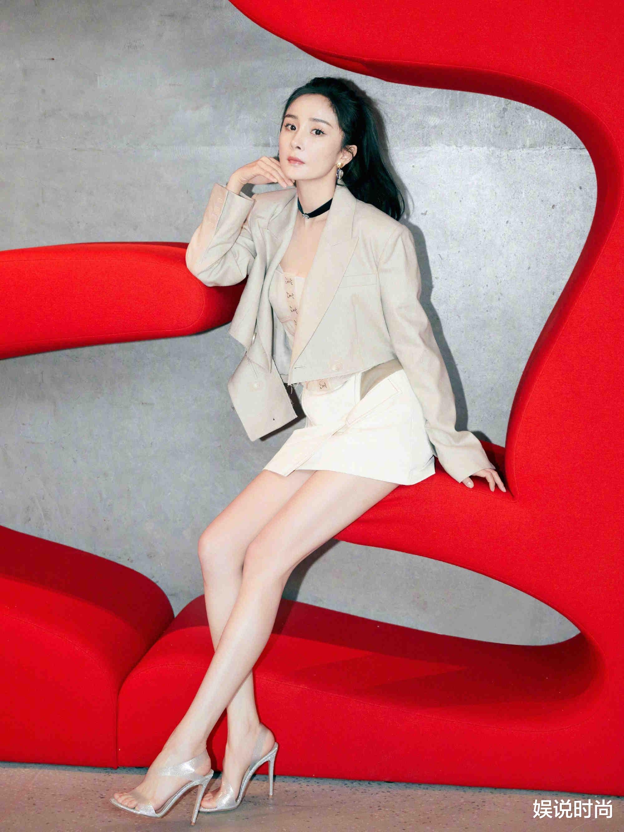 穿衣搭配|杨幂直播造型曝光，小西服+工装裙，优雅俏丽新时尚