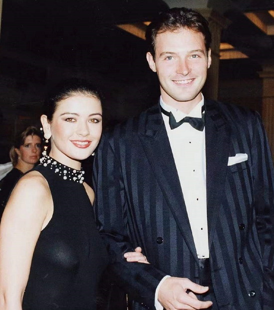 凯瑟琳|好莱坞女神泽塔·琼斯嫁年长25岁老渣男被劈腿N次却隐忍22年