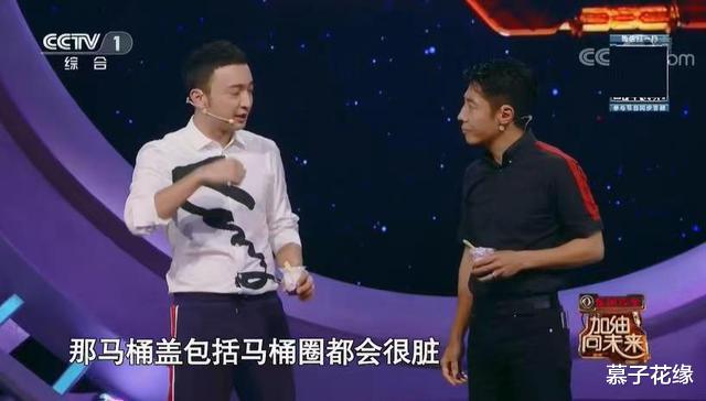 冲马桶时开着还是关着盖子?看了央视2组实验,才发现一直没做对