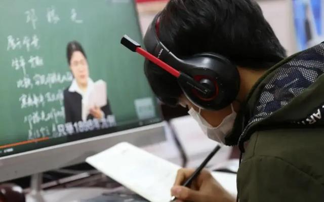 全国高校陆续放假，武汉大学却“逆行”，有序恢复线下教学惹争议