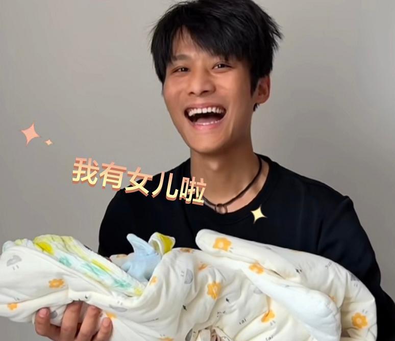 |大杨哥晒妻子搂娃照,枕头下红包成亮点,宝宝刚出生就身价上亿!