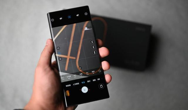中兴|中兴Axon50Ultra很有声势，1TB涨到7699，具备机皇实力