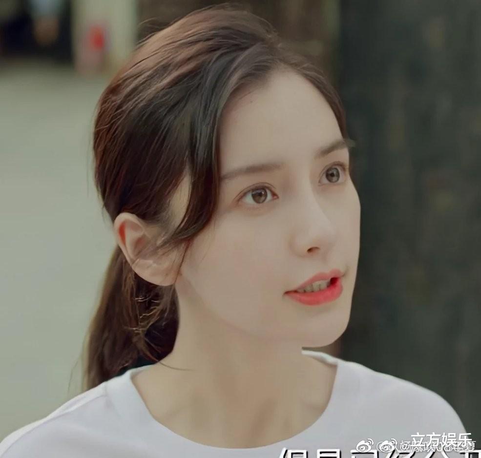 综艺节目|baby上综艺大口吃馕获好评，网友却讽刺她终于肯真吃了！