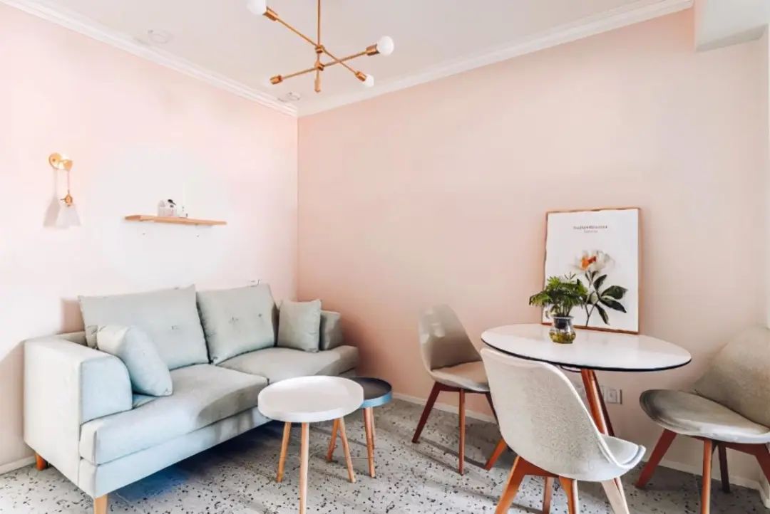 谁说客厅一定要吊顶?11套没有吊顶的小户型客厅设计,省钱又好看