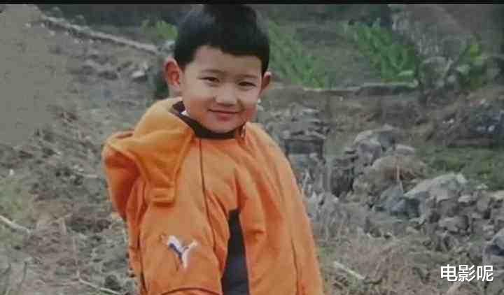 王源|王源大量童年照显露肥仔事实，从小就多才多艺参加汇演，超级可爱