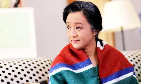 杨昆|60岁杨昆别墅被拍卖,回昆明老家在泥地跳舞,靠2500退资金生活