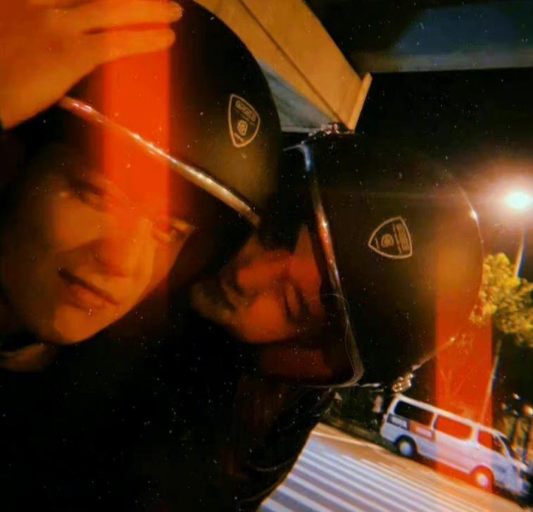 蔡徐坤|传蔡徐坤谢可寅疑恋情曝光?有4处同款细节被扒,背后的痣成重点