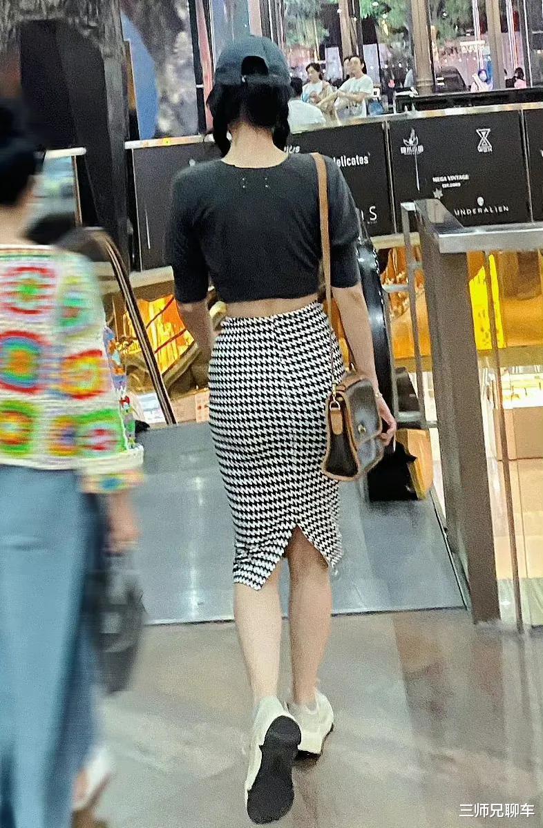 丸子头 殷桃双马尾包臀裙出街，这背影说18我都信