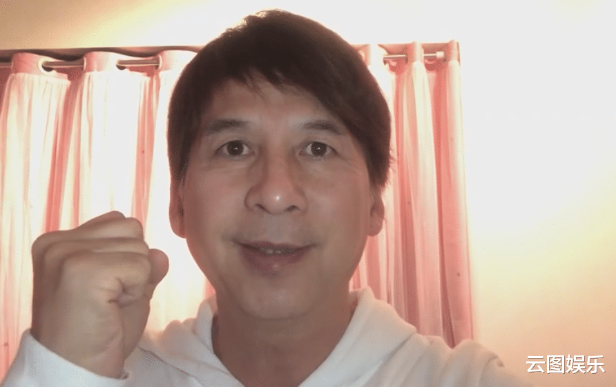 港星曹荣回湖南老家!抓2把番薯叶喂猪接地气,数头肥猪满地跑