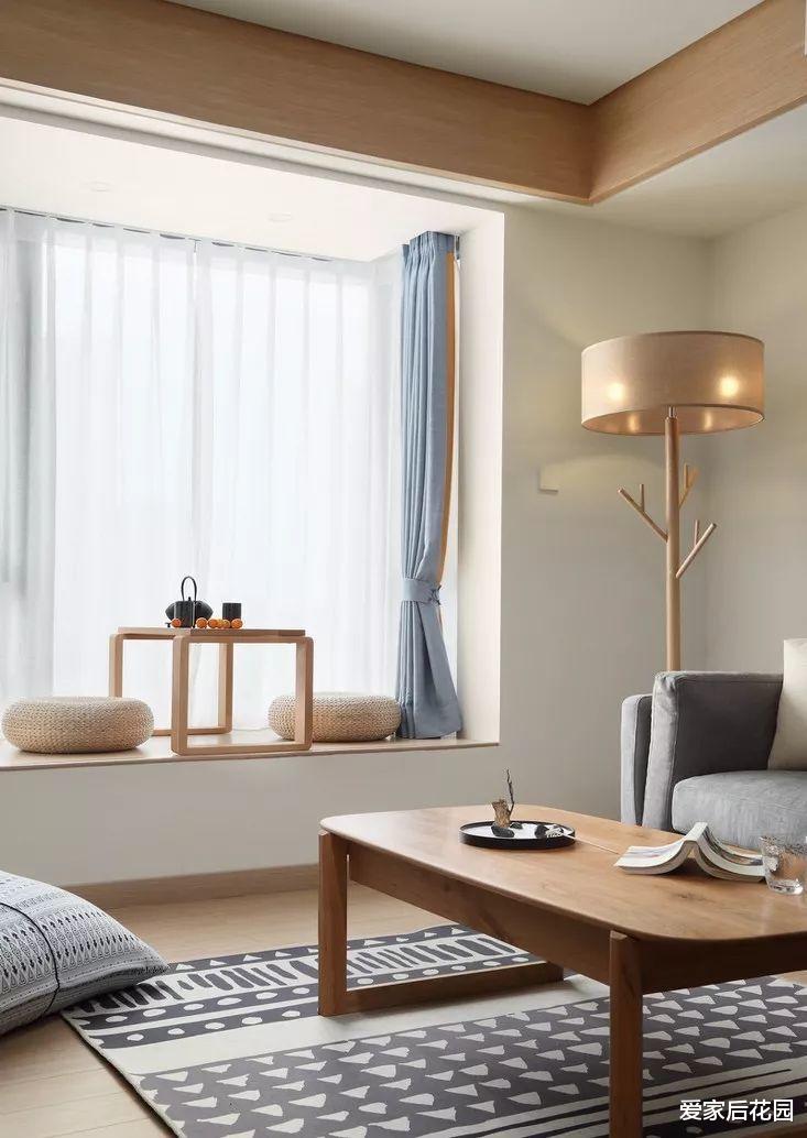 别再往飘窗上堆放杂物了，学学别人家的做法，家里多出“一间房”