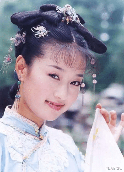 马伊琍|马伊琍带俩女儿现身机场！14岁爱马身高超妈妈，大长腿抢镜气质佳