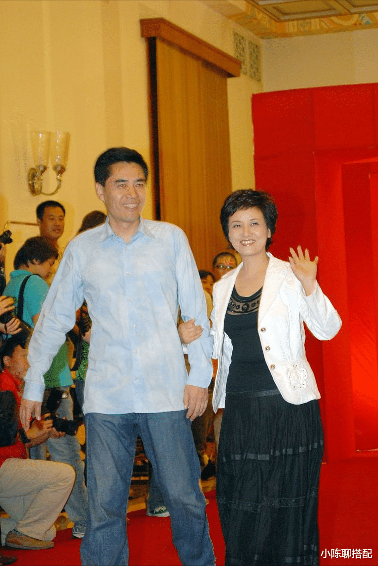 穿衣搭配 邓婕真不像60多岁的人，妆容不浓衣服也不扮嫩，但是却很美