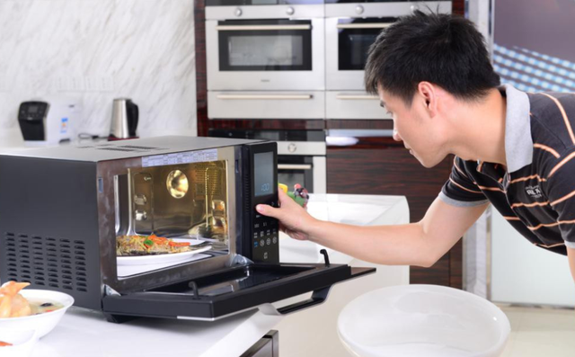 香港|香港夫妻月入六万却坚持移民,结果只能在英国送外卖和工厂打包