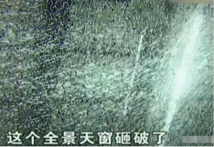 男子深夜停车鸣笛,小区飞来一砖头,网友:这手法明显练过啊!