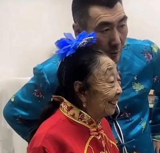 李玉成|李玉成招待客人开炉灶，让85岁马玉琴喝可乐？饭菜寒酸惹争议