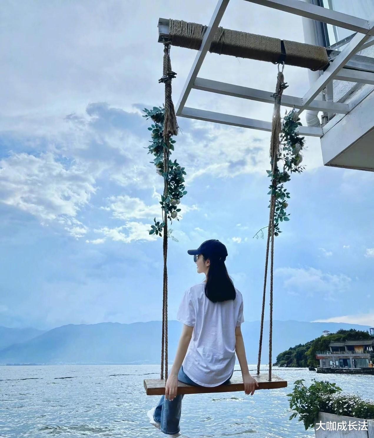 美甲 景甜晒照庆祝新合作，短发造型尽显精致五官，不愧是人间富贵花
