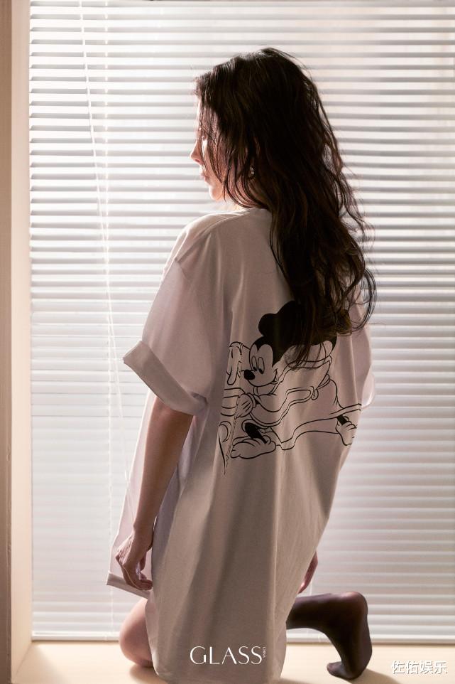 |杨幂再登杂志封面，造型百变似少女，纤细美腿惹人爱