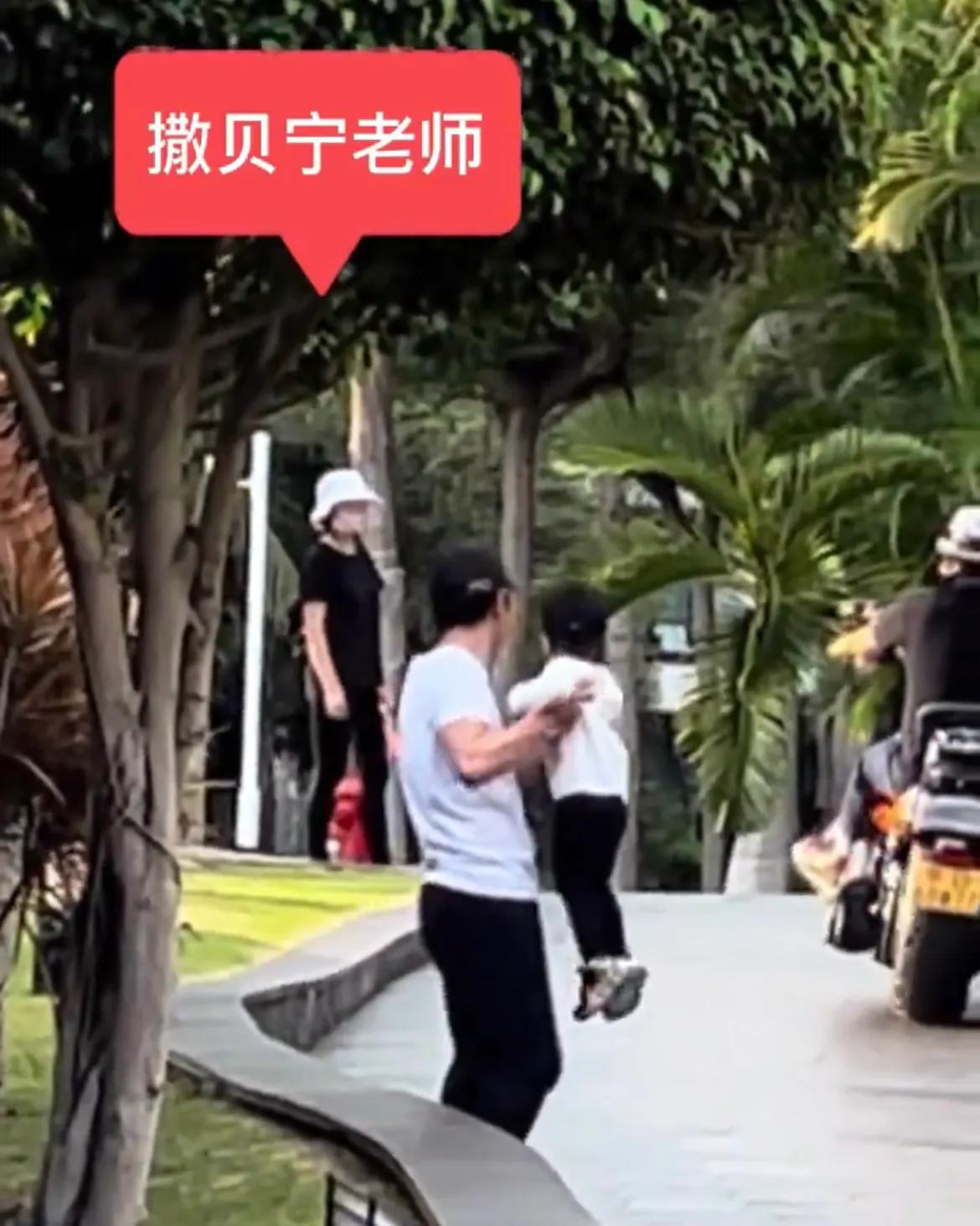 撒贝宁|偶遇撒贝宁一家四口，2岁儿子正脸曝光颜值高，女儿酷酷的很可爱