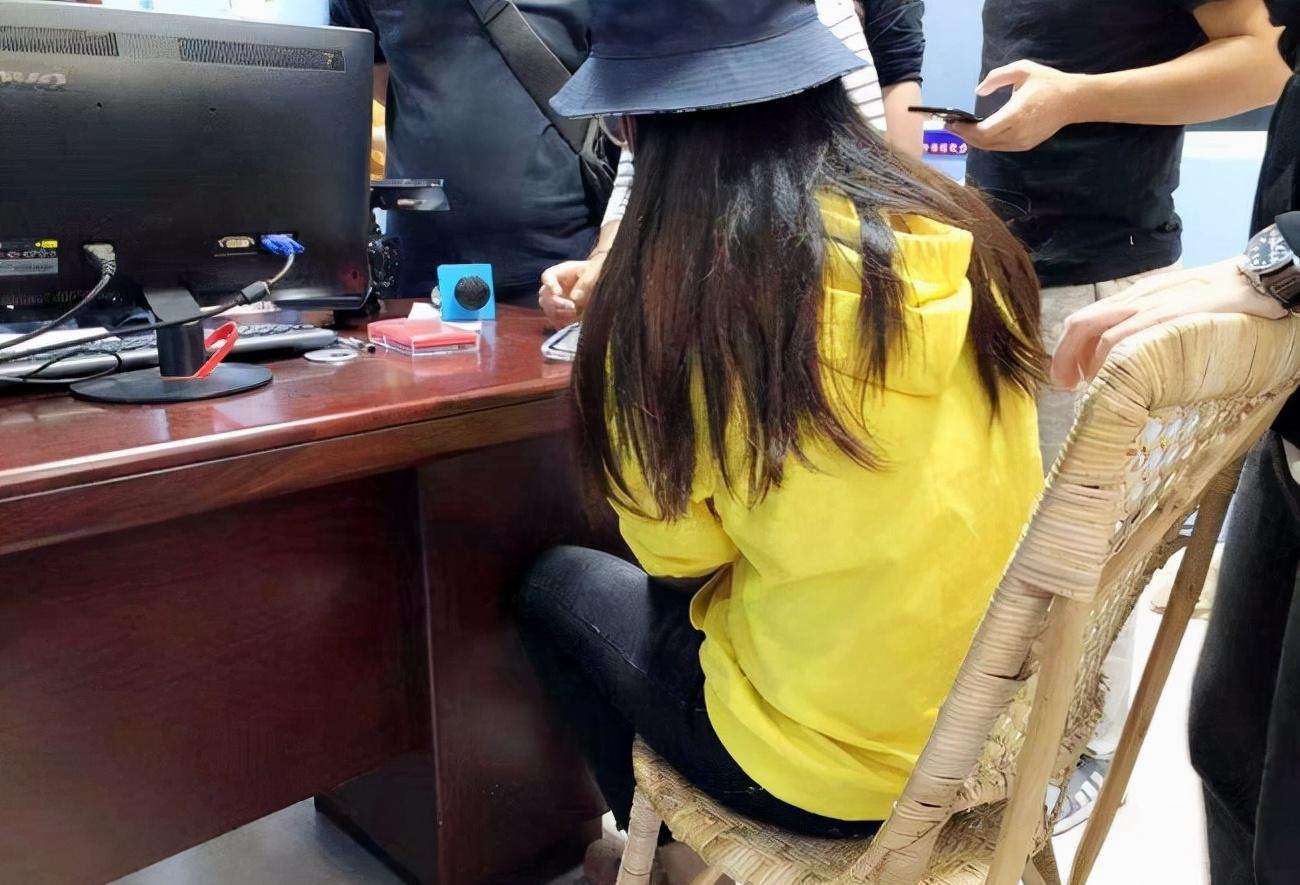 男子同时交往20多名女友,曝光后,网友:长这样也能骗钱骗色?