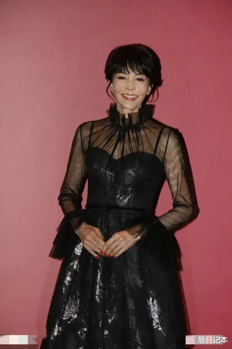 郑裕玲|65岁的郑裕玲太惊艳了！穿着红色的紧身晚礼服主持了2022年港姐比赛