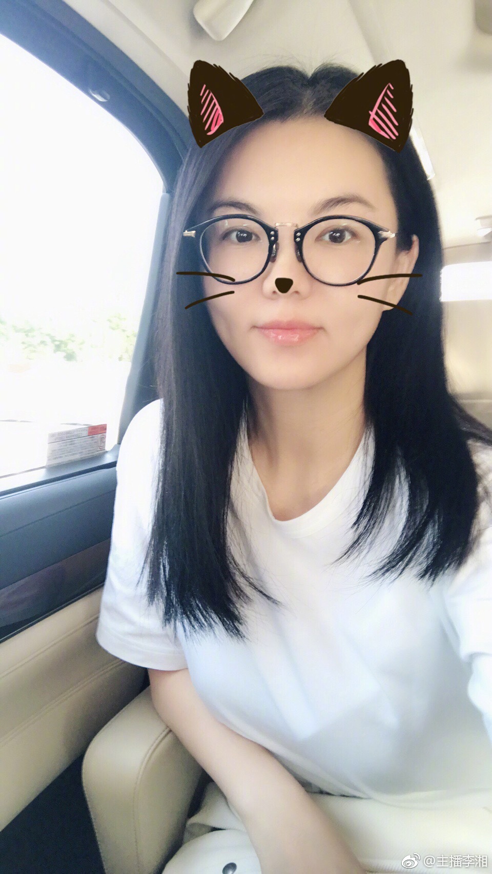 李湘|好事将近?李湘晒美拍右手戴钻戒,装扮粉嫩露甜笑像恋爱中的少女