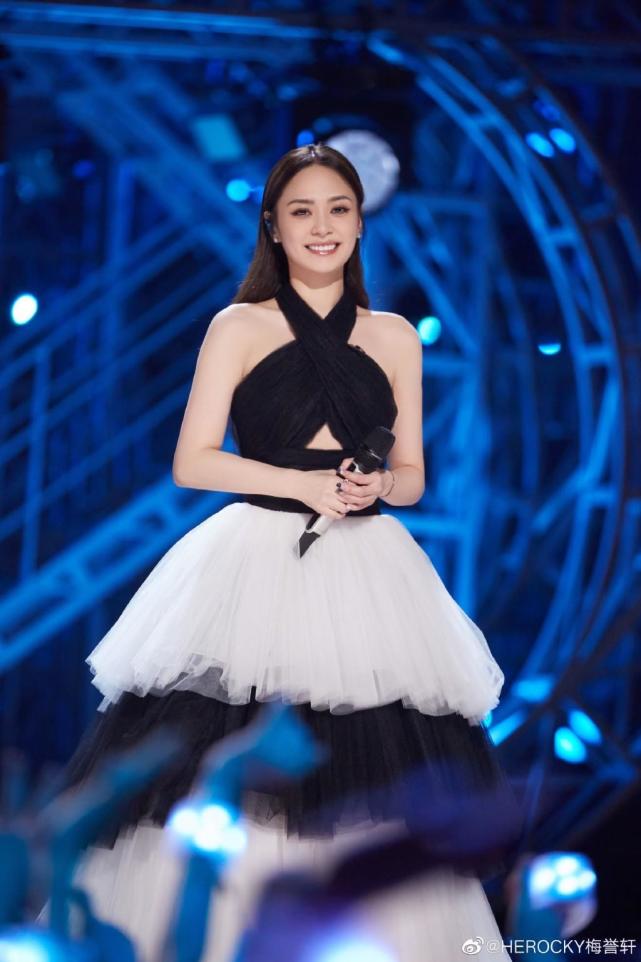 阿娇 《浪姐》后钟欣桐瘦身20斤，颜值回春惊为天人，网友：女娲的作品