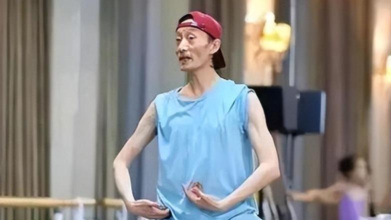 杨丽萍|?47岁的“巨婴”郭冷：不会洗衣做饭只会跳舞，年薪百万却依旧单身！