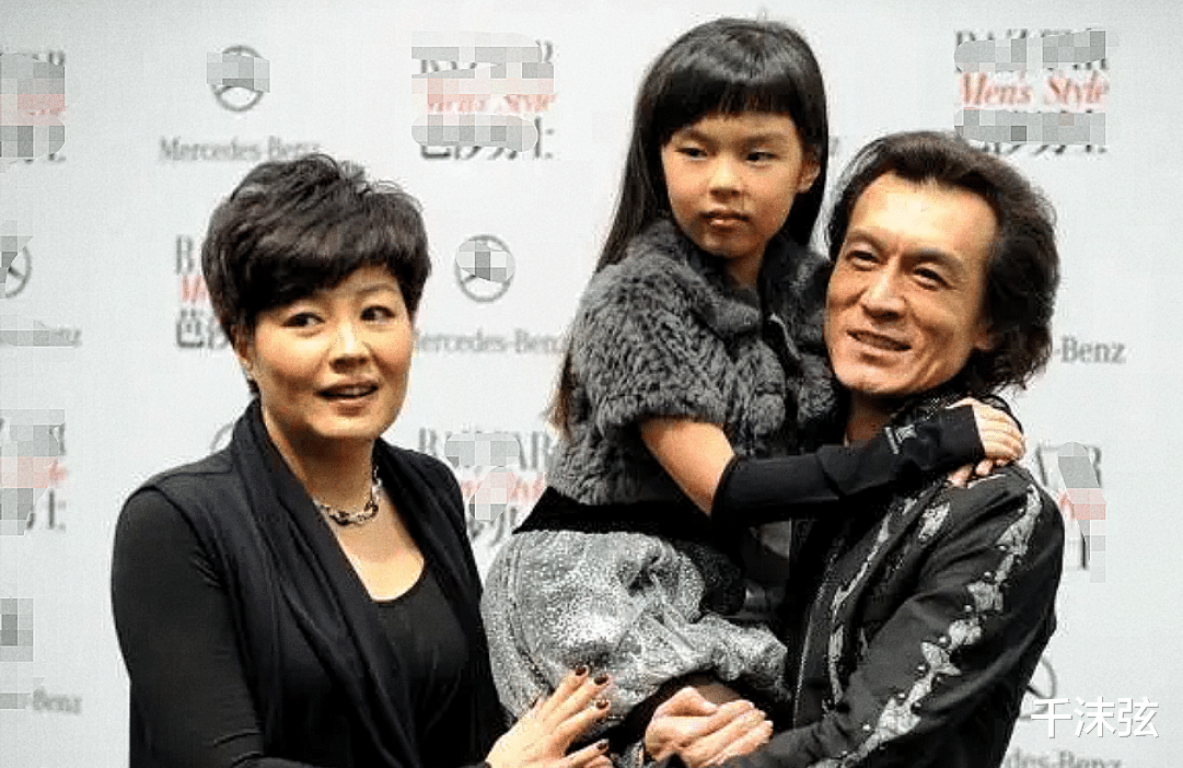 李咏|哈文与女儿美国过春节!母女豪宅外晒太阳,戴着李咏遗物不离身