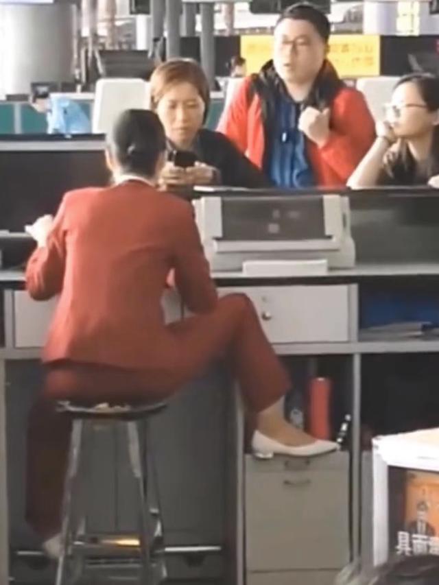 一位空姐办公的时候脚踩在箱子上,网友:这坐姿也太霸气了