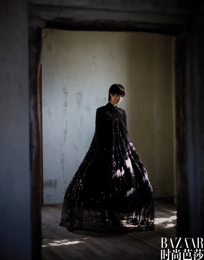 李宇春|李宇春9登《时尚芭莎》封面，复古油画感大片，惊艳独特